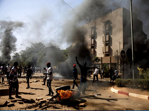 Governo do Burkina Faso nega golpe de Estado e sede do partido no poder foi incendiado 